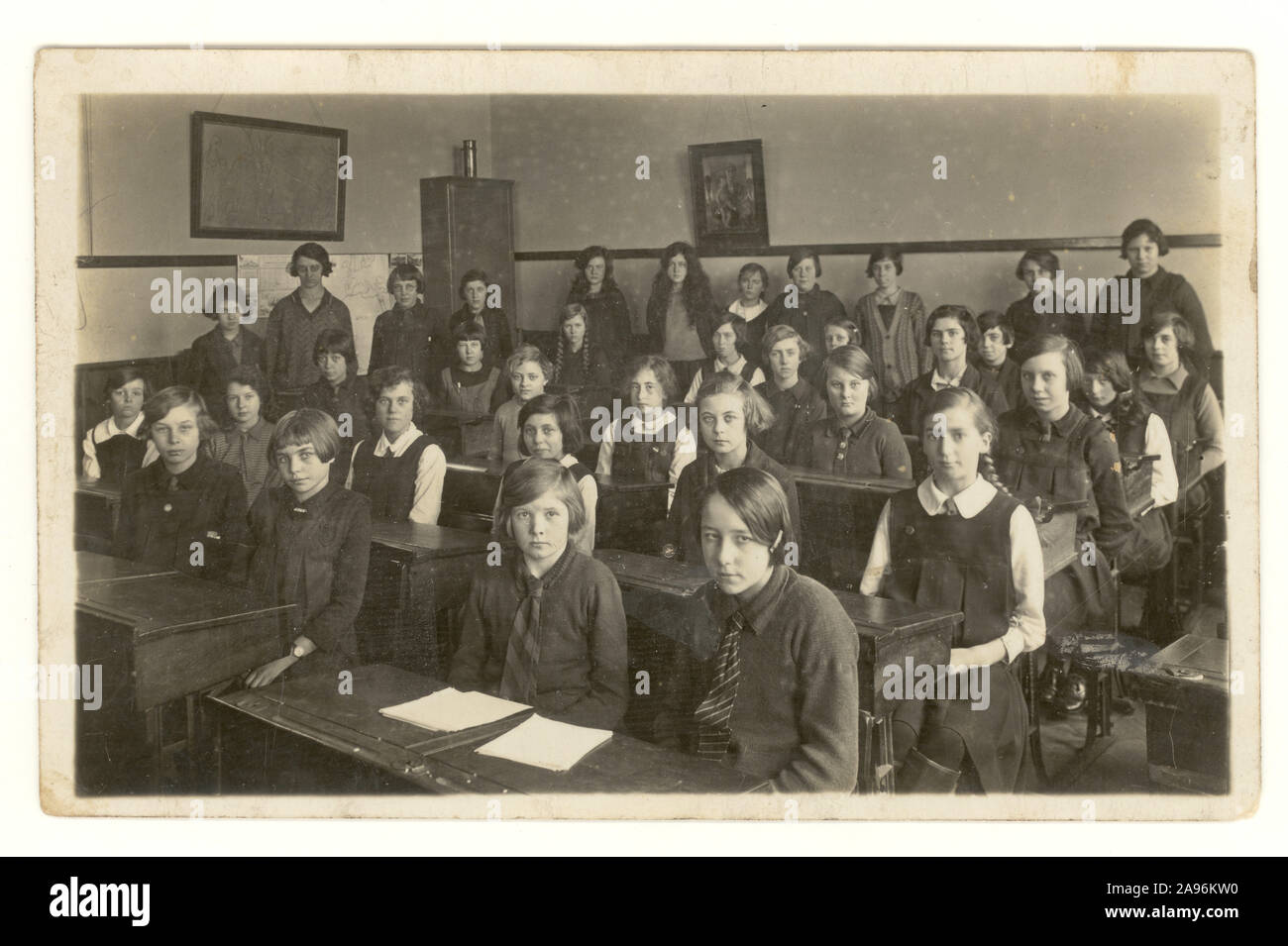 Anfang der 1900er Jahre, Postkarte der zweiten Jahre-Ära der jungen Mädchen in ihrem Schulzimmer, ca. 1930er Jahre, Großbritannien Stockfoto