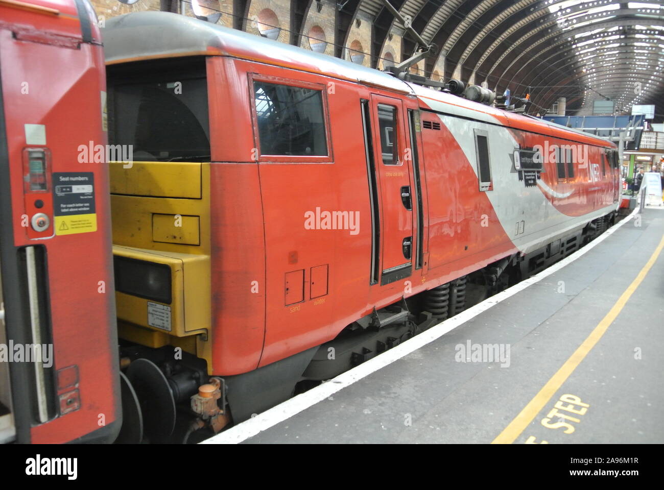 Klasse 91 LNER 91130 'Herr Mayer von Newcastle 'elektrische Lokomotive auf der Bahnhof York, North Yorkshire, England, UK. Stockfoto