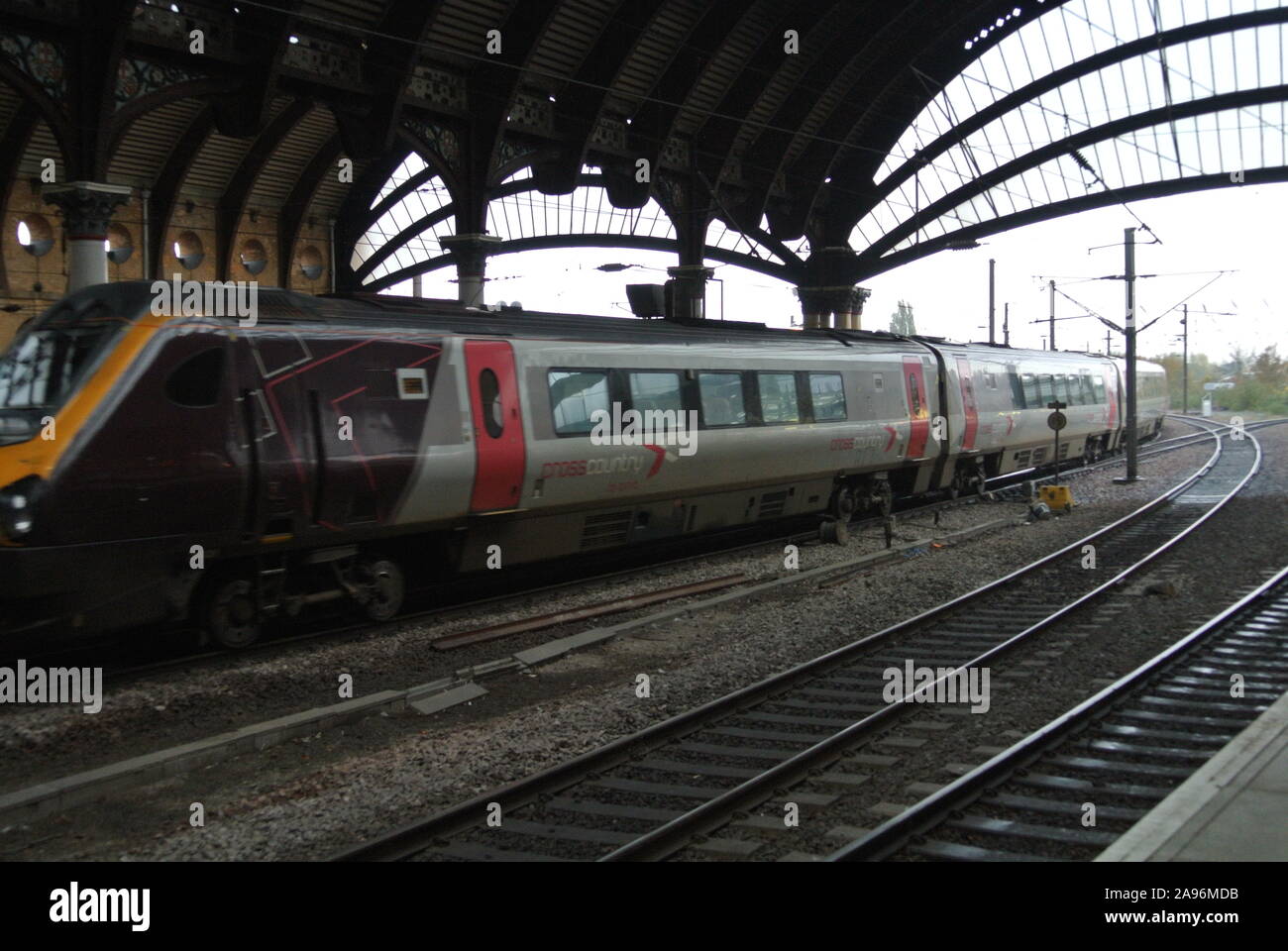 Ein Arriva Cross Country Voyager Train am Bahnhof York, York, England, Großbritannien Stockfoto