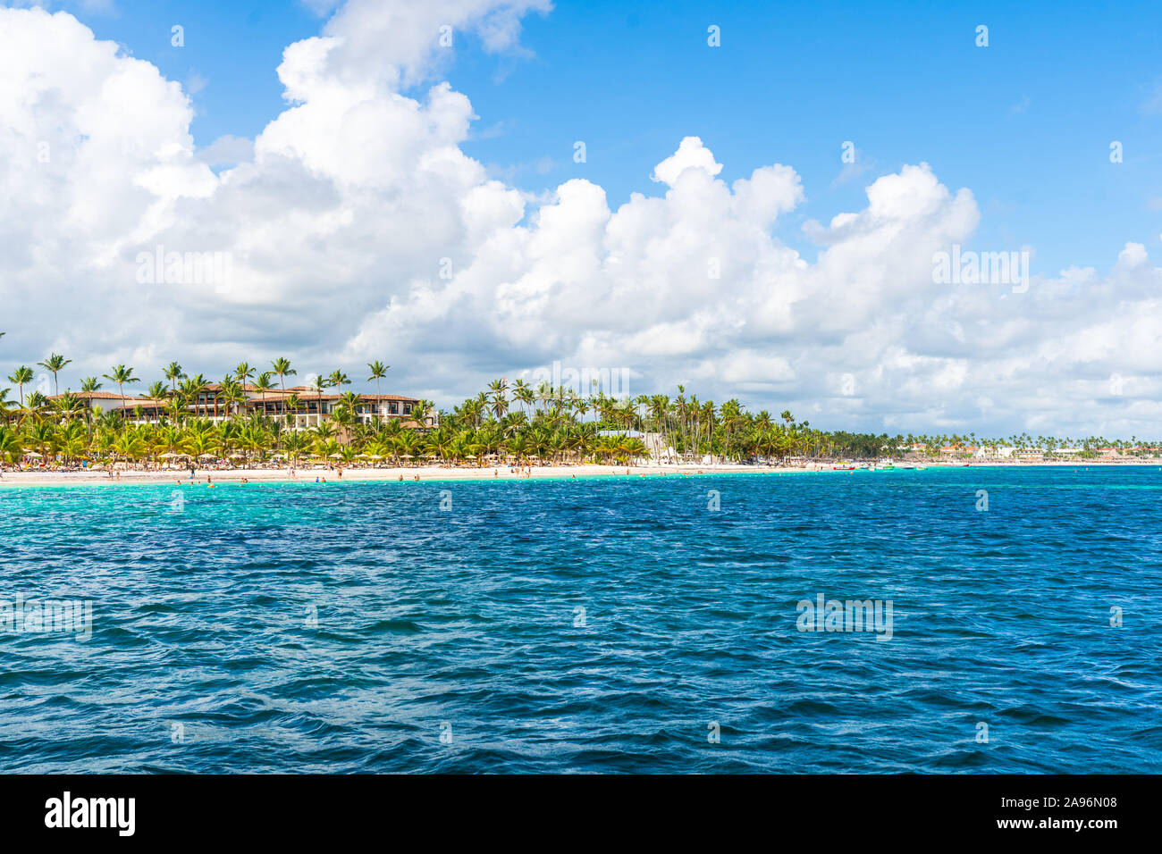 Entspannende Wasser der Dominikanischen Republik mit einem wunderschönen Strand. Stockfoto