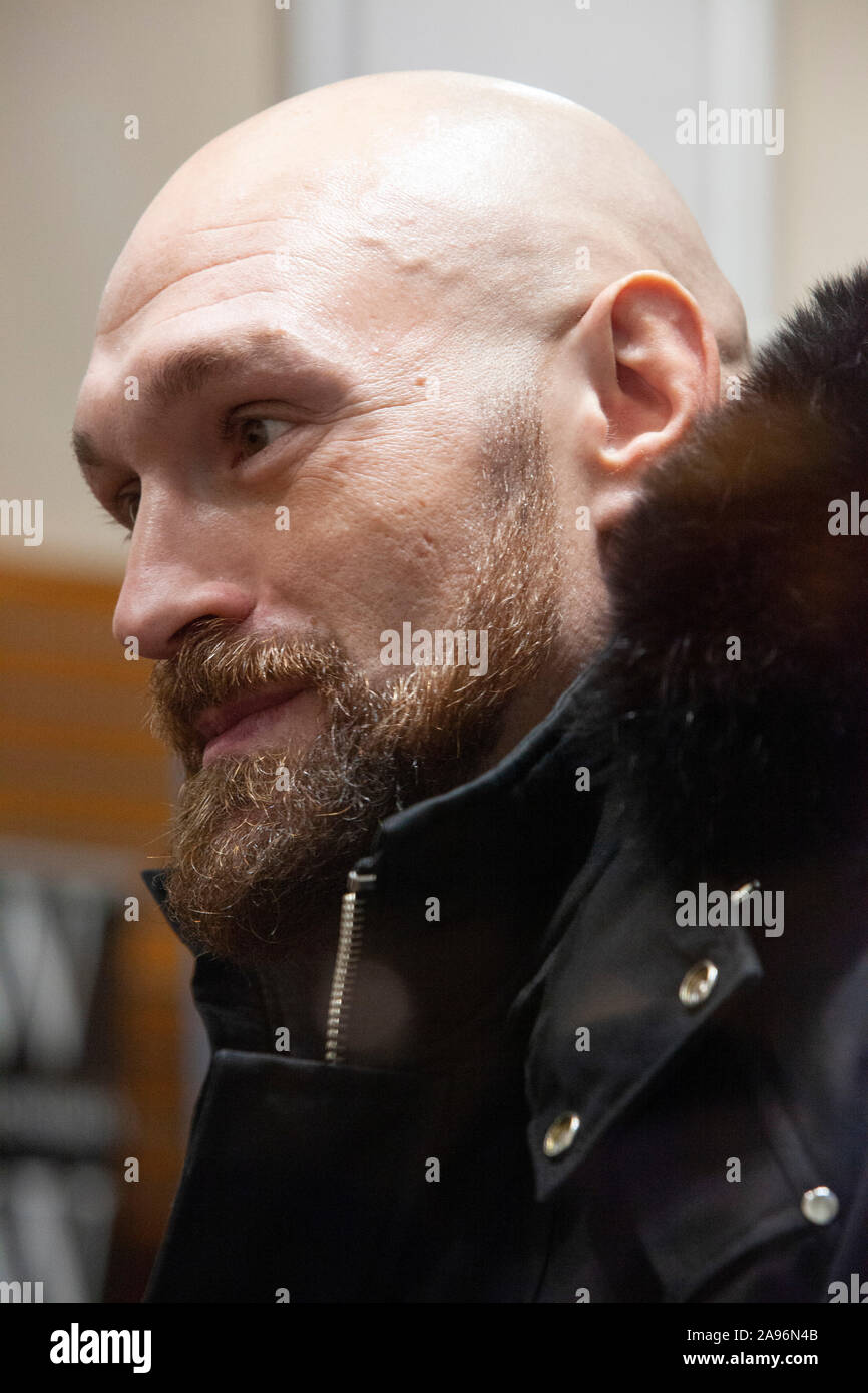 Boxer Tyson Fury begeistert Hunderte von Fans für Fotos und Unterzeichnung Exemplare seines Buches "Hinter der Maske: meiner Autobiografie' am Leadenhall Zweig des Waterstone's in der City von London posieren. Stockfoto