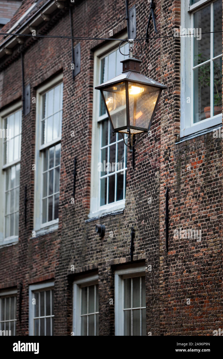 Elektrische Lampe in der Nostalgie Dordrecht in den Niederlanden Stockfoto