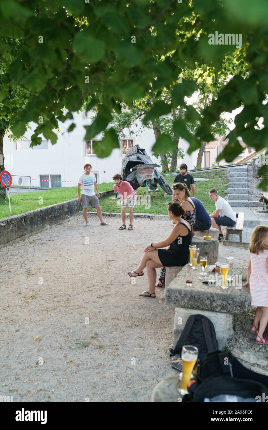 Junge Menschen spielen Petanque Stockfoto