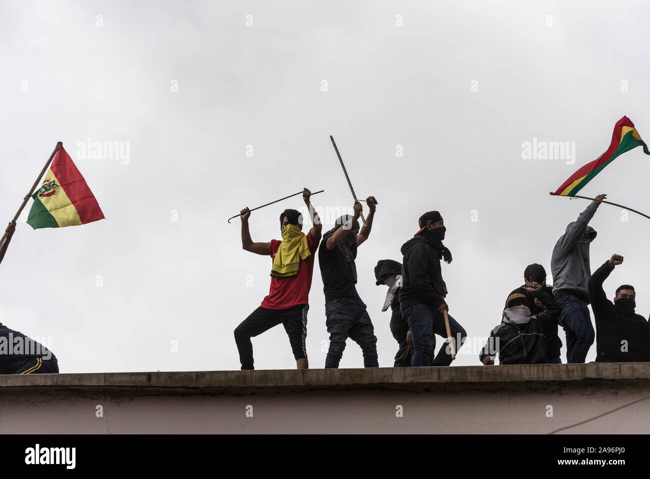 La Paz, Bolivien. 12 Nov, 2019. Gefangenen protestieren bei einem Aufstand auf dem Dach der San Pedro Hochsicherheitsgefängnis und eine Verbesserung ihrer Bedingungen verlangen. Bolivien ist im Chaos nach dem Rücktritt des ehemaligen Präsidenten Morales, seiner Flucht ins Exil in Mexiko und Senator Anez der Erklärung als Interim-Präsident. Credit: Ivan Perez/dpa/Alamy leben Nachrichten Stockfoto