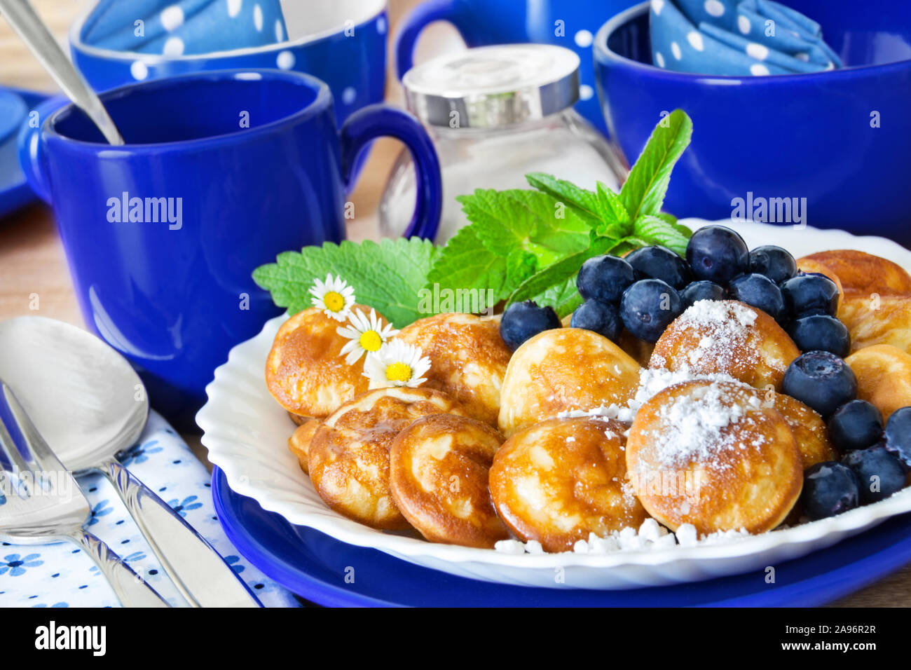 Kleine Pfannkuchen und Blaubeeren Stockfoto