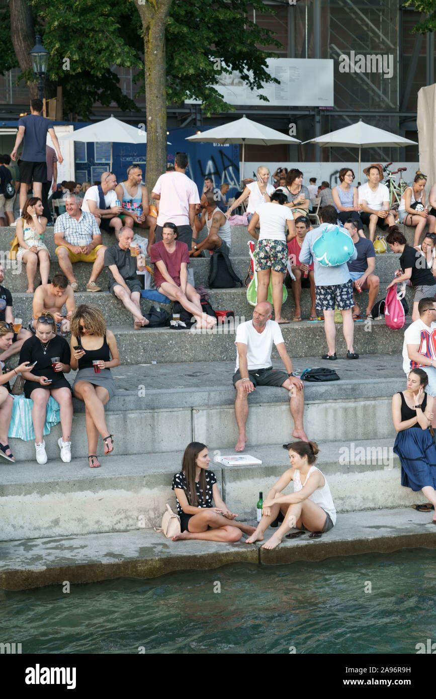 Leute, die durch den Rhein in Basel Stockfoto