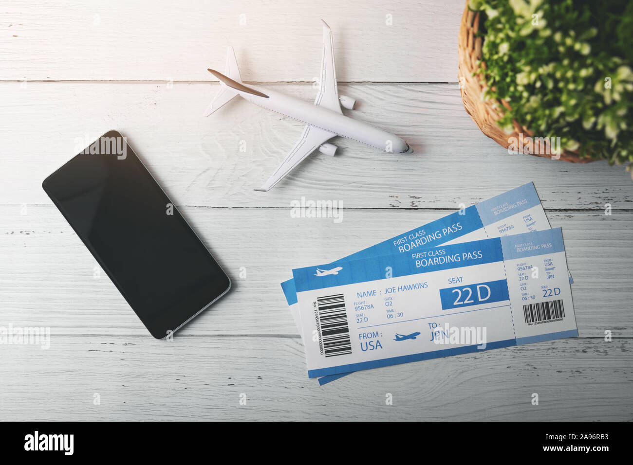 Die Zeit reisen - Flugtickets und Telefon auf weißem Holz- Hintergrund. top View Stockfoto