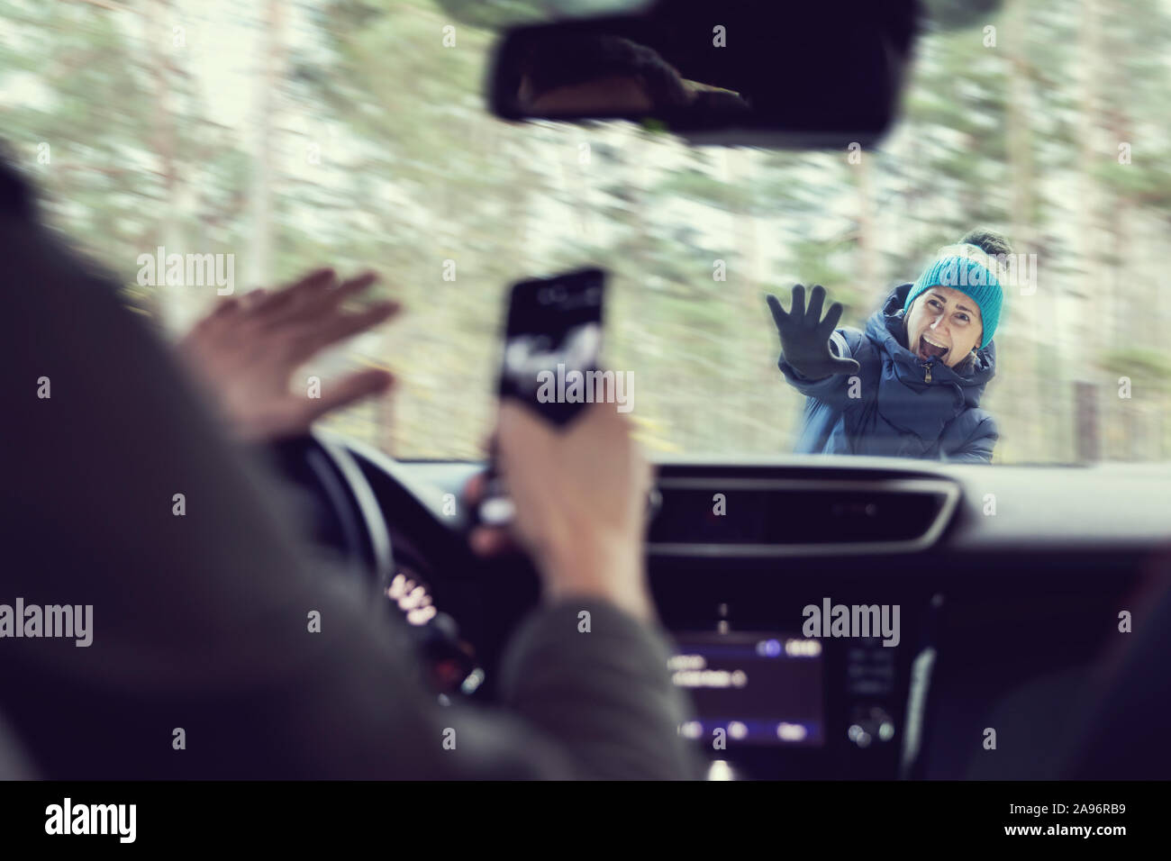 Fußgänger Unfall - Mann mit Hilfe eines Telefons während der Fahrt ein Auto Stockfoto