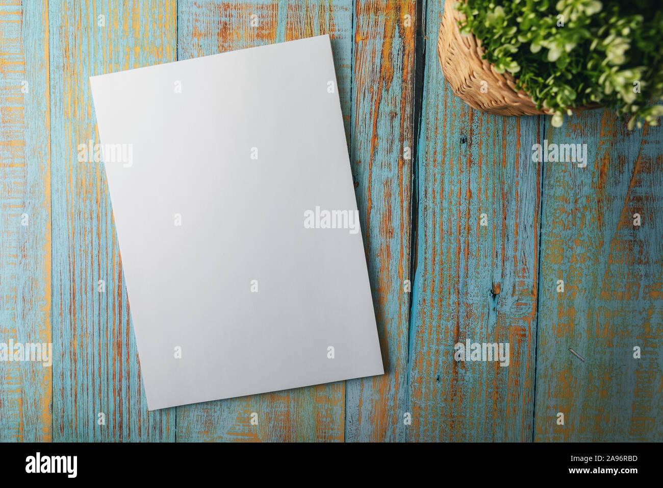 Leer, A4 Broschüre mockup auf Blau Holz- Hintergrund. top View Stockfoto Leer, A4 Broschüre mockup auf Blau Holz- Hintergrund. top View Stockfoto