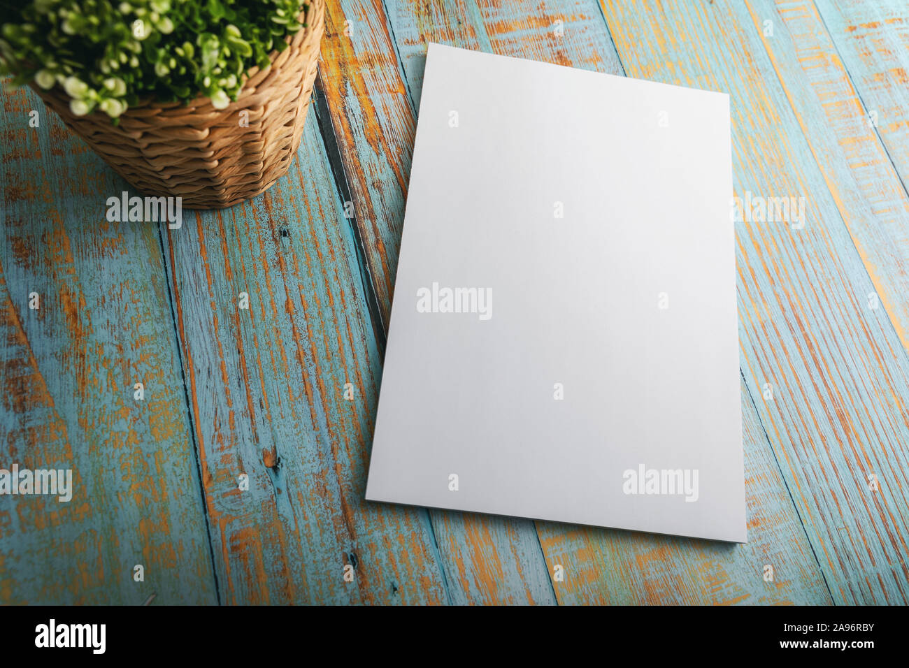 Leer, A4 Broschüre mockup auf Blau Holz- Hintergrund Stockfoto Leer, A4 Broschüre mockup auf Blau Holz- Hintergrund Stockfoto