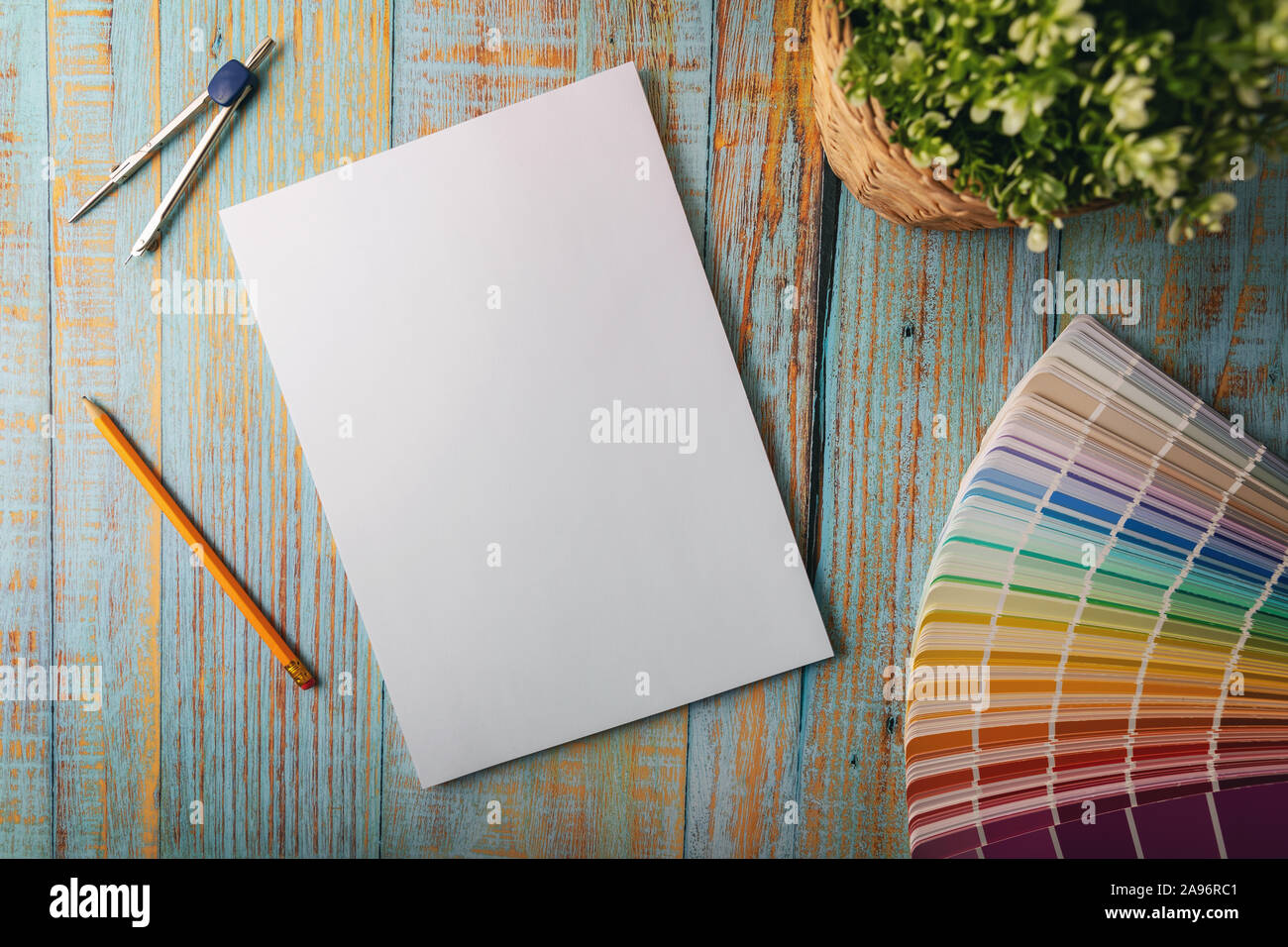 Design Mockup - leer Notebook mit Farbmuster. top View Stockfoto