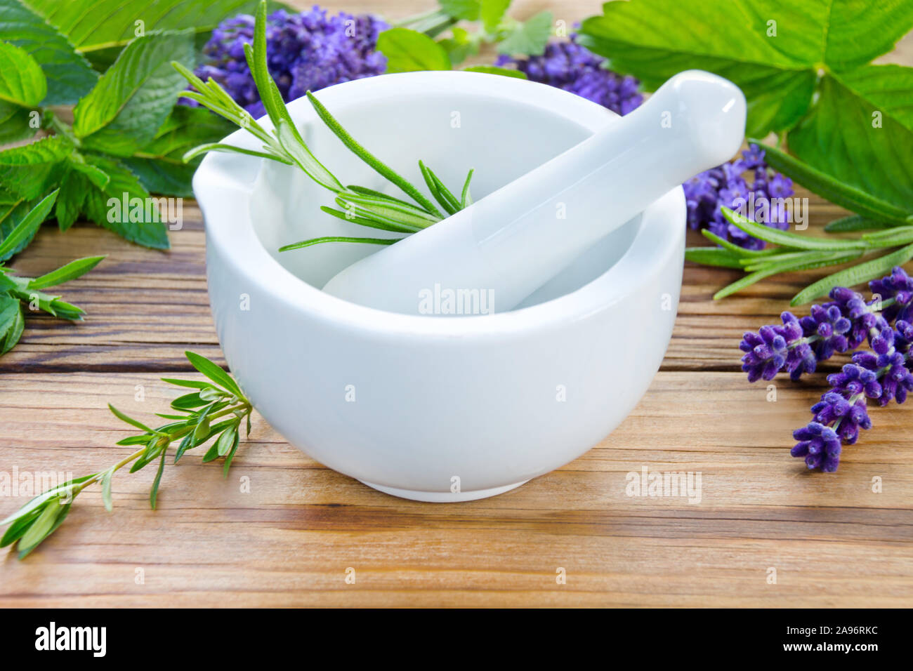 Heilkräuter und Mörtel Stockfoto