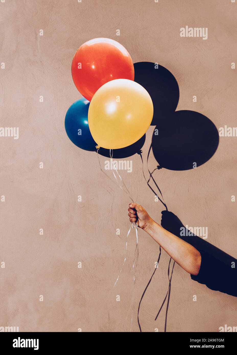 Hand mit bunten Luftballons Stockfoto