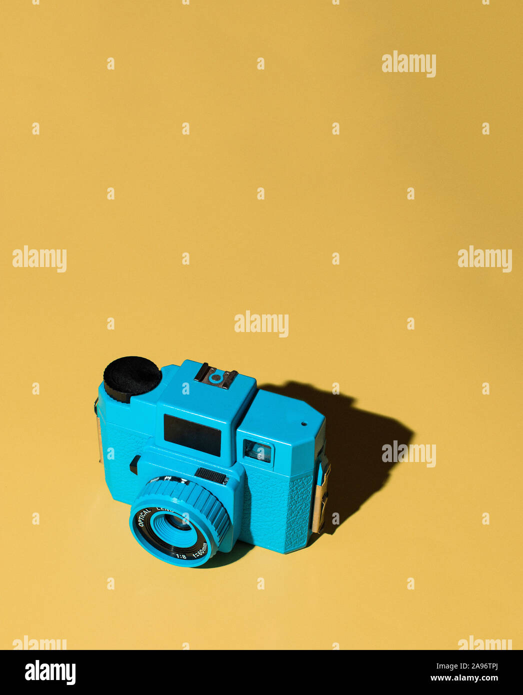Blau Kamera auf gelbem Hintergrund Stockfoto