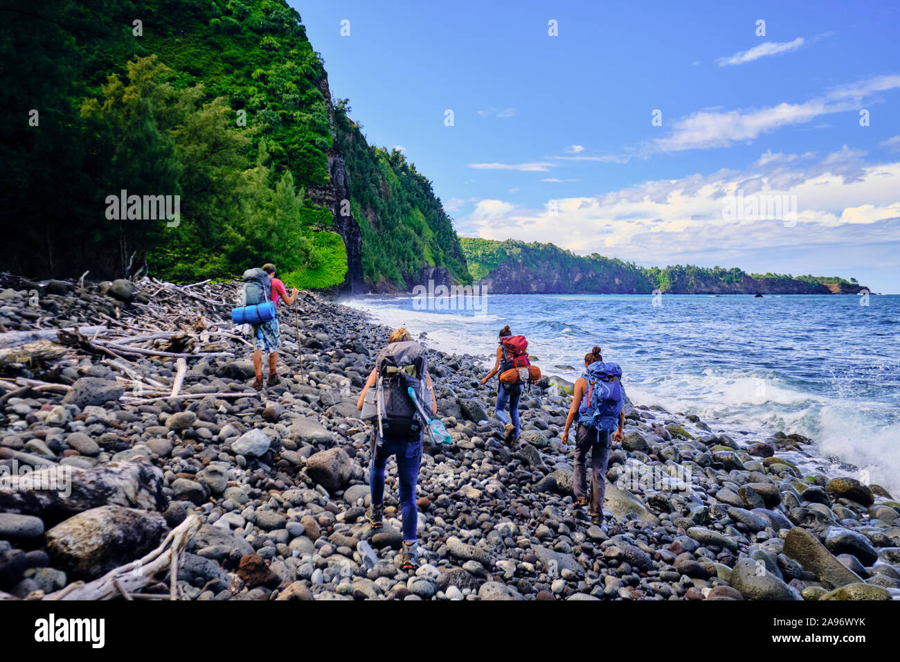 Eine Gruppe von Backpackers Wanderungen entlang der Küste von Hawaii Pololu Stockfoto