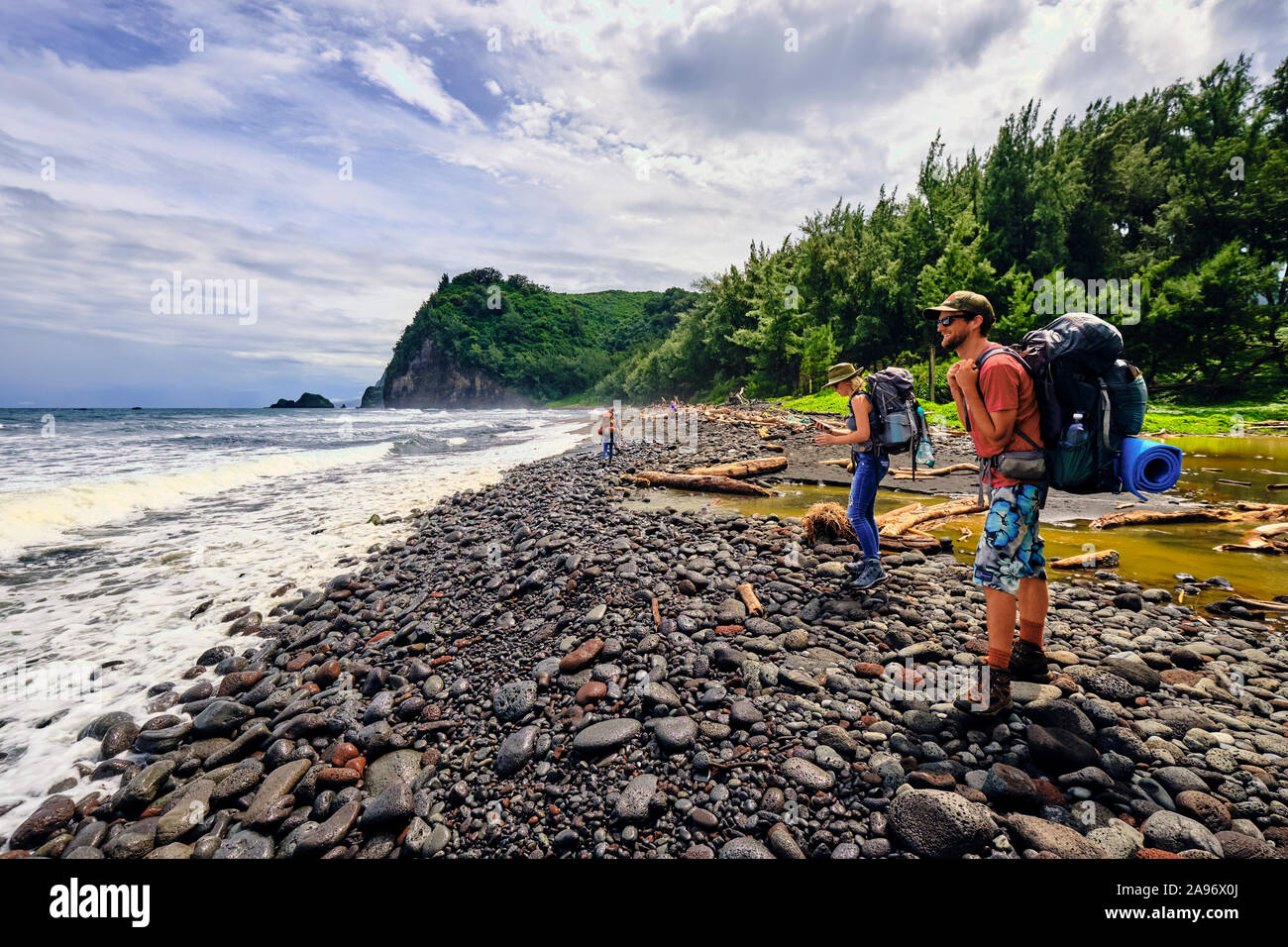 Backpackers stoping im Pazifischen Ozean in der Pololu Tal zu nehmen Stockfoto