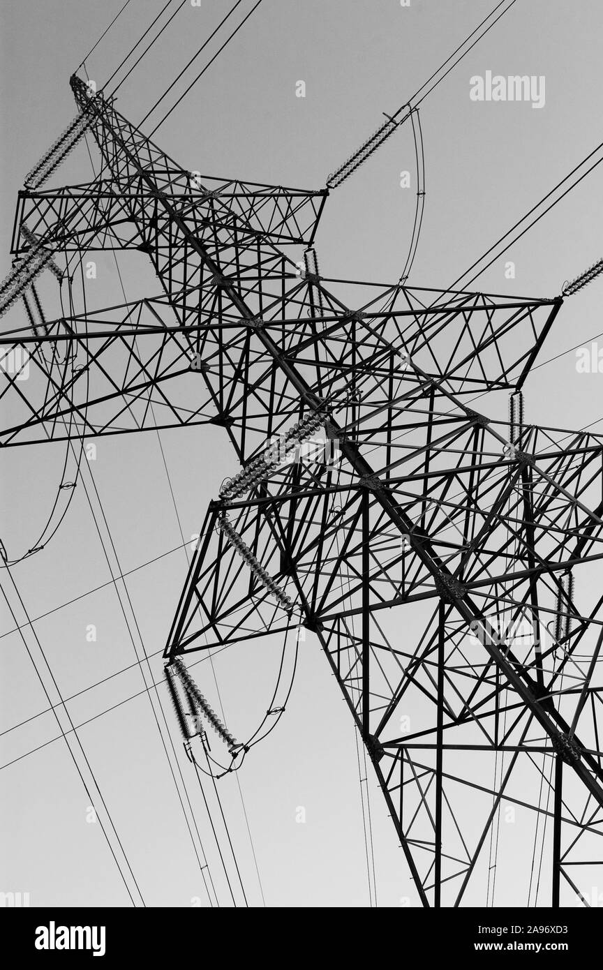 Hohe Spannung Transmission Power line Tower mit sichtbaren Isolatoren und Kabel. Stromerzeugung, Stromübertragung und Technologiekonzepte. Stockfoto