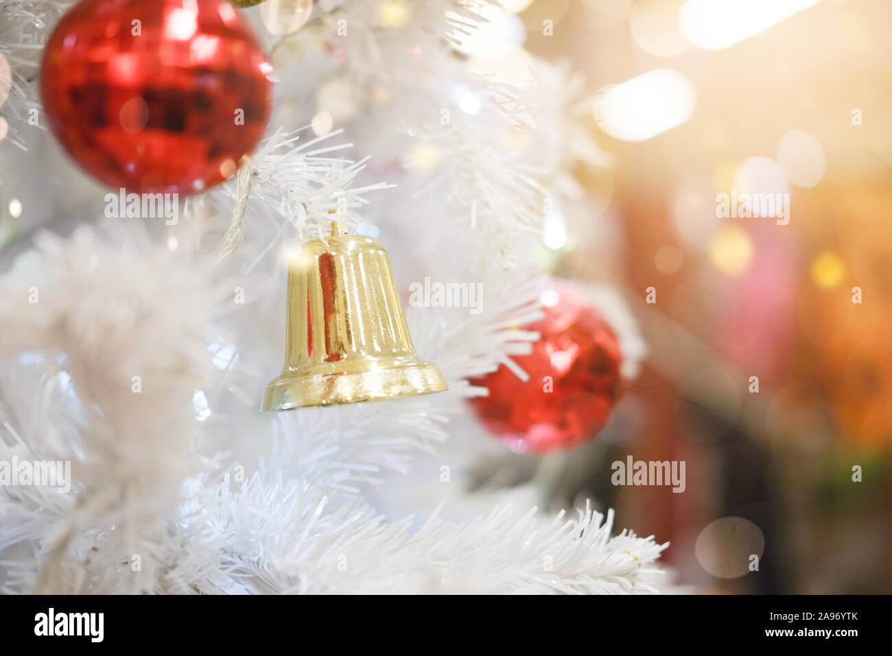 Feiertage und weihnachten im Hintergrund. Glänzende weihnachtskugel hängt an Kiefernzweigen. Stockfoto