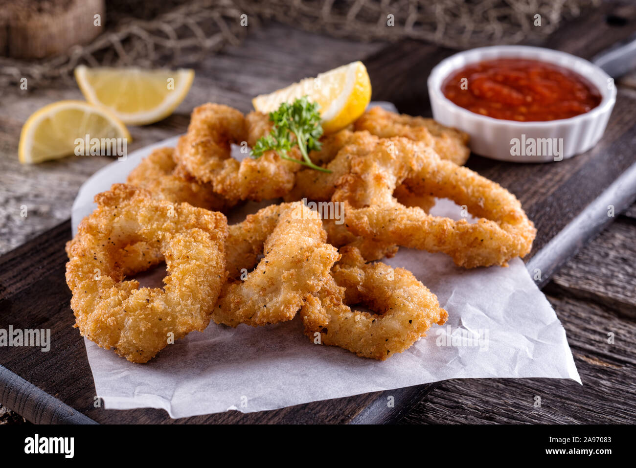Leckere frittierte Panierte calamri mit Meeresfrüchten Sauce und Zitrone. Stockfoto