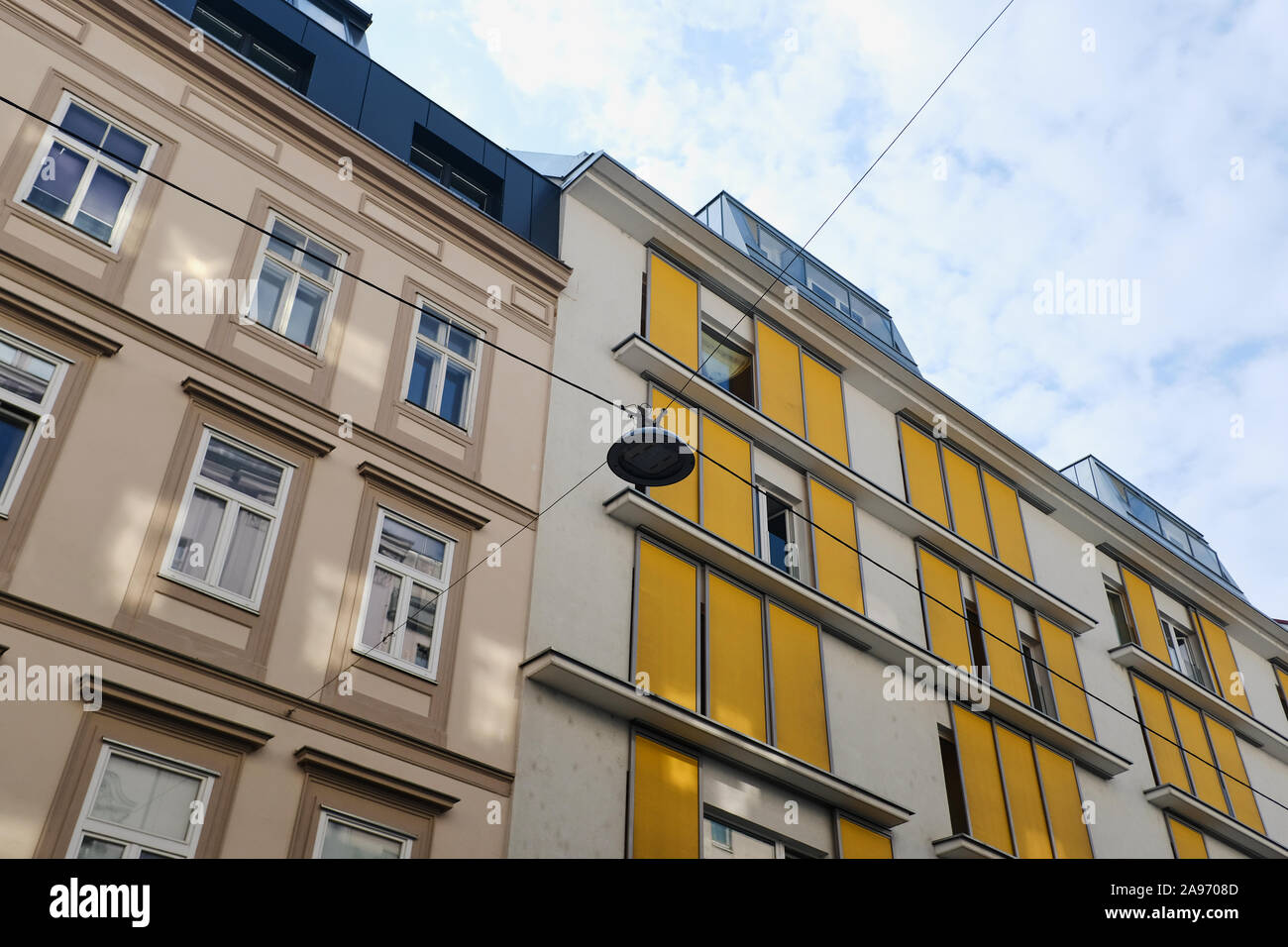 Klassische und moderne Architektur Wohnhaus Wohnhäuser und Straßenlaterne auf den Kabeln auf der Straße von Wien, Österreich Stockfoto