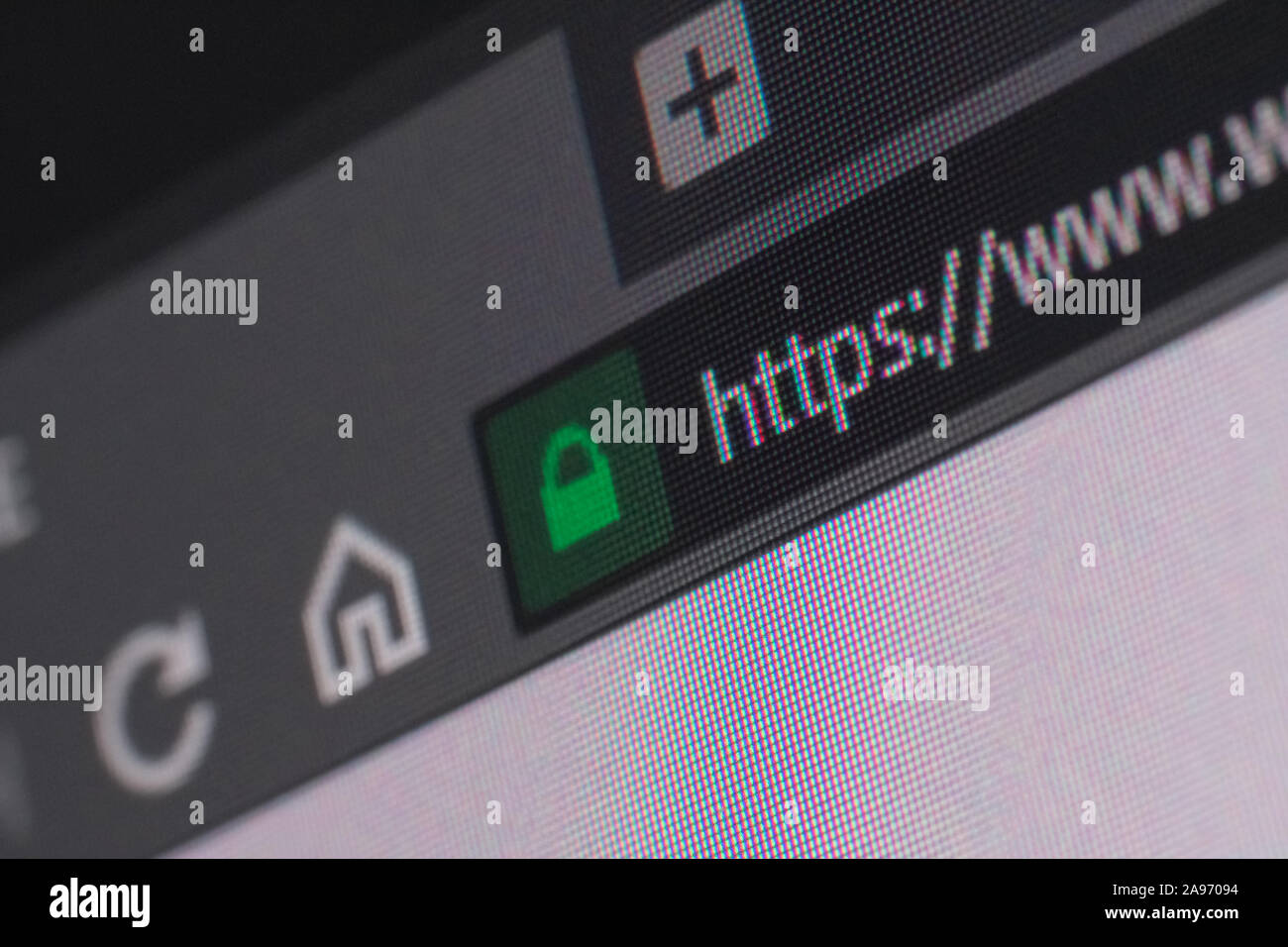 Web Browser closeup auf dem LCD-Bildschirm mit Tiefenschärfe und auf https Wort konzentrieren. Internet Security, SSL-Zertifikat, Cybersecurity, Suchmaschinen Stockfoto