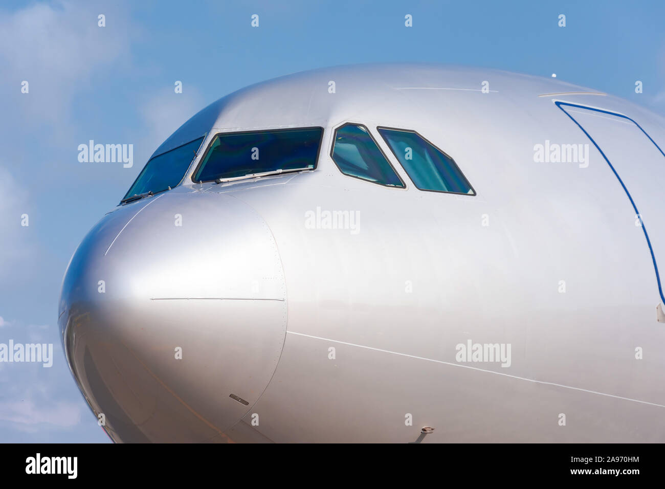 Detail der Flugzeug Nase mit Cockpit Fenster Stockfoto