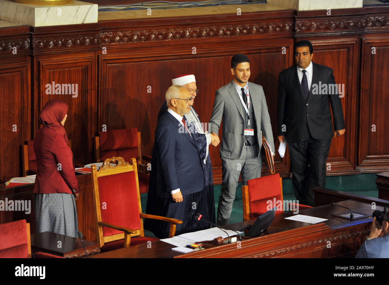 Tunis, Tunis. 13 Nov, 2019. Abdelfettah Mourou und Rached Ghannouchi der Islamischen Partei Ennahdha während der Eröffnungssitzung der neuen Legislaturperiode die Abgeordneten führten diesen Mittwoch, den 13. November, bei der Eröffnung der Plenarsitzung der neuen Gesetzgebung, die Bereitstellung von kollektiven Eid, wie in Artikel 08 der Geschäftsordnung von ARP. Die Abgeordneten wiederholt den Eid hinter, Rached Ghannouchi, unter die Schreie von Abir Moussi, die sich zur Geschäftsordnung gefordert, und wer nicht. Eid, der Vereidigung statt, nach der die Abgeordneten die Nationalhymne gesungen. Abir Moussi beschrieb die swea Stockfoto