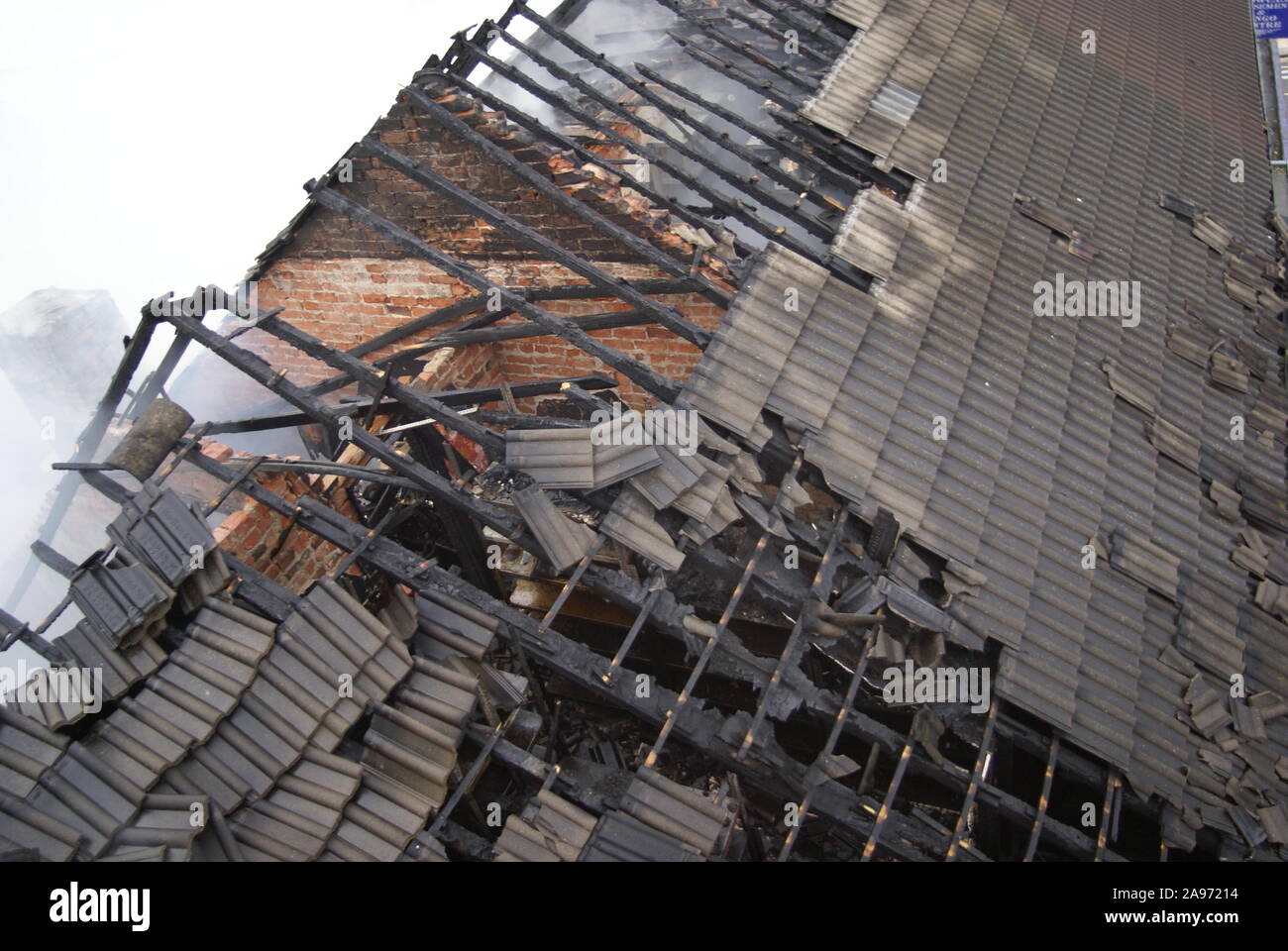 Der Brandschaden Ziegeldach, Haus Brand Stockfoto