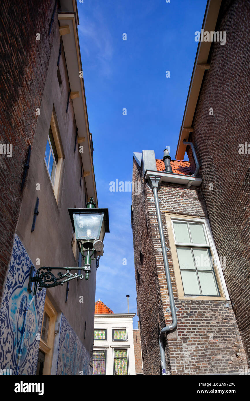Historische Häuser in der Bonte ossteeg, eine kleine Gasse in Delft in der Neherlands Stockfoto