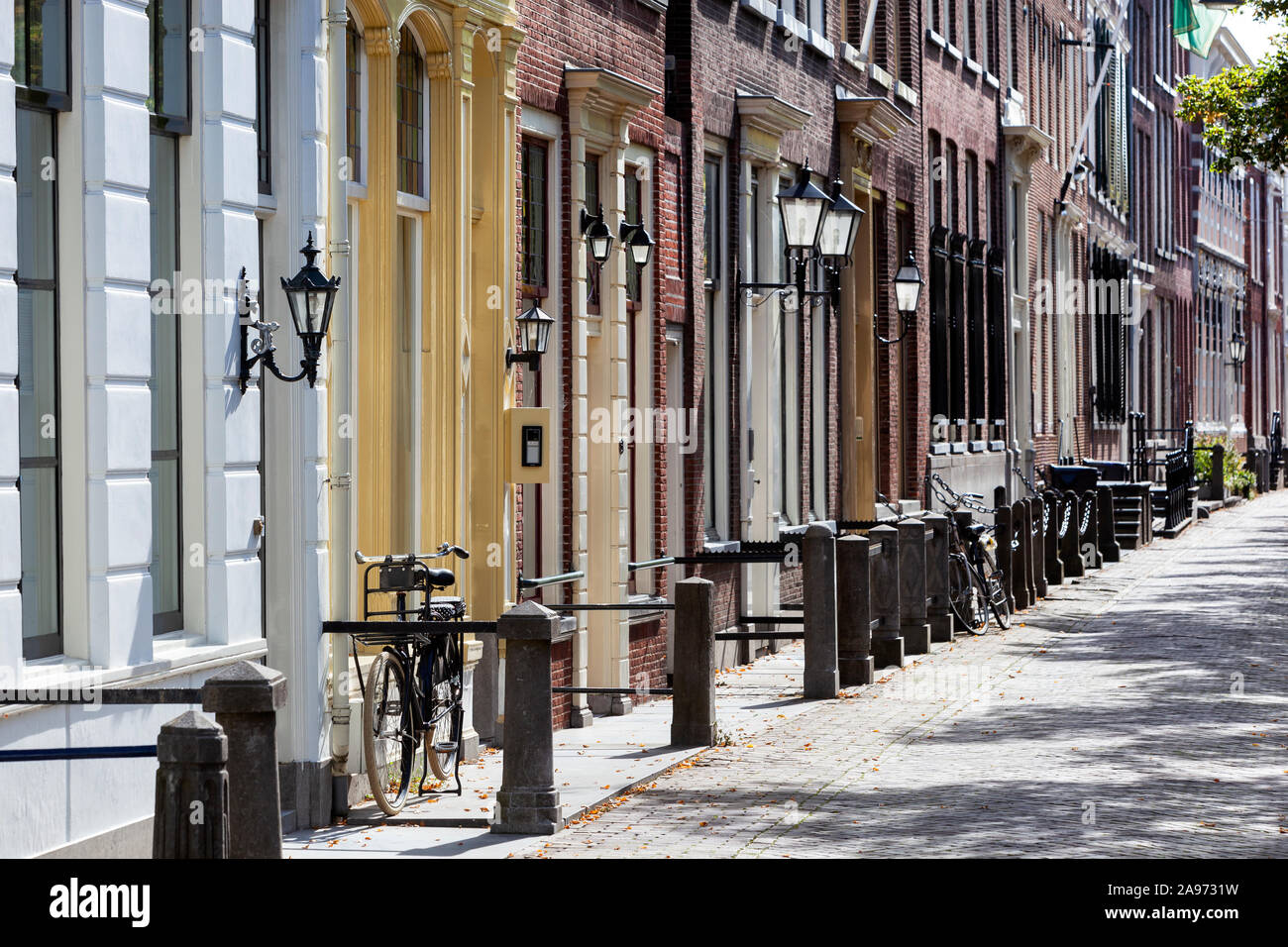 Obere Klasse Nachbarschaft mit historischen canal Häuser in Delft in den Niederlanden Stockfoto
