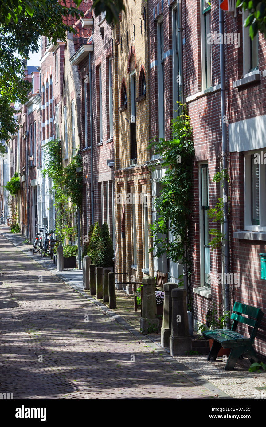 Wohngegend mit historischen canal Häuser in Delft in den Niederlanden Stockfoto