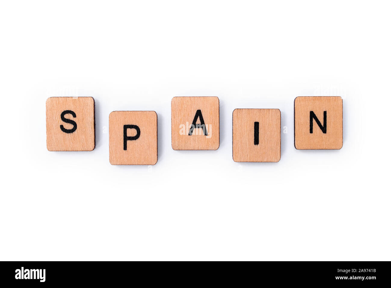 Das Wort SPANIEN, Dinkel mit hölzernen Buchstabensteine, über einem weißen Hintergrund. Stockfoto