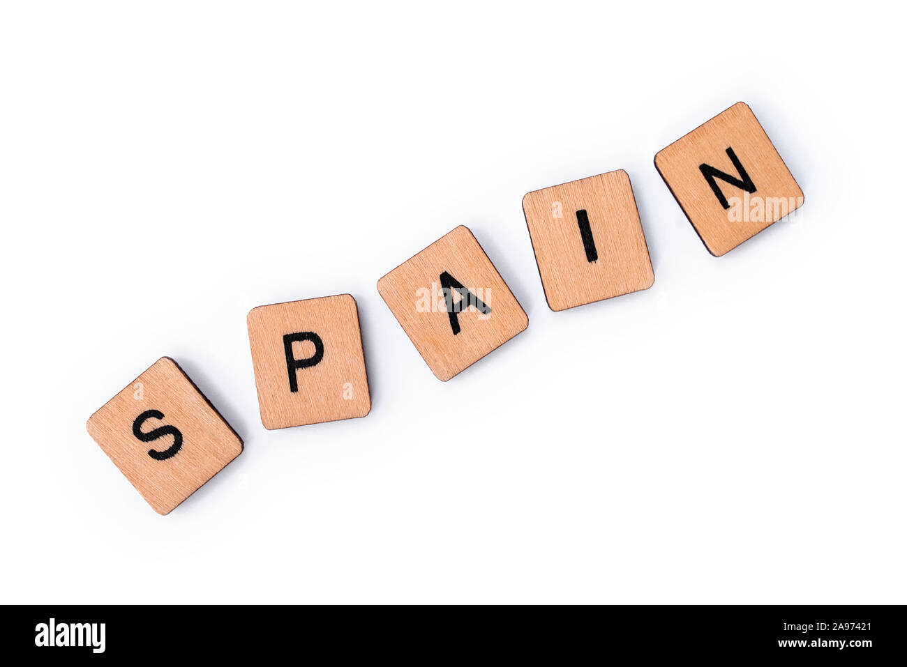 Das Wort SPANIEN, Dinkel mit hölzernen Buchstabensteine, über einem weißen Hintergrund. Stockfoto
