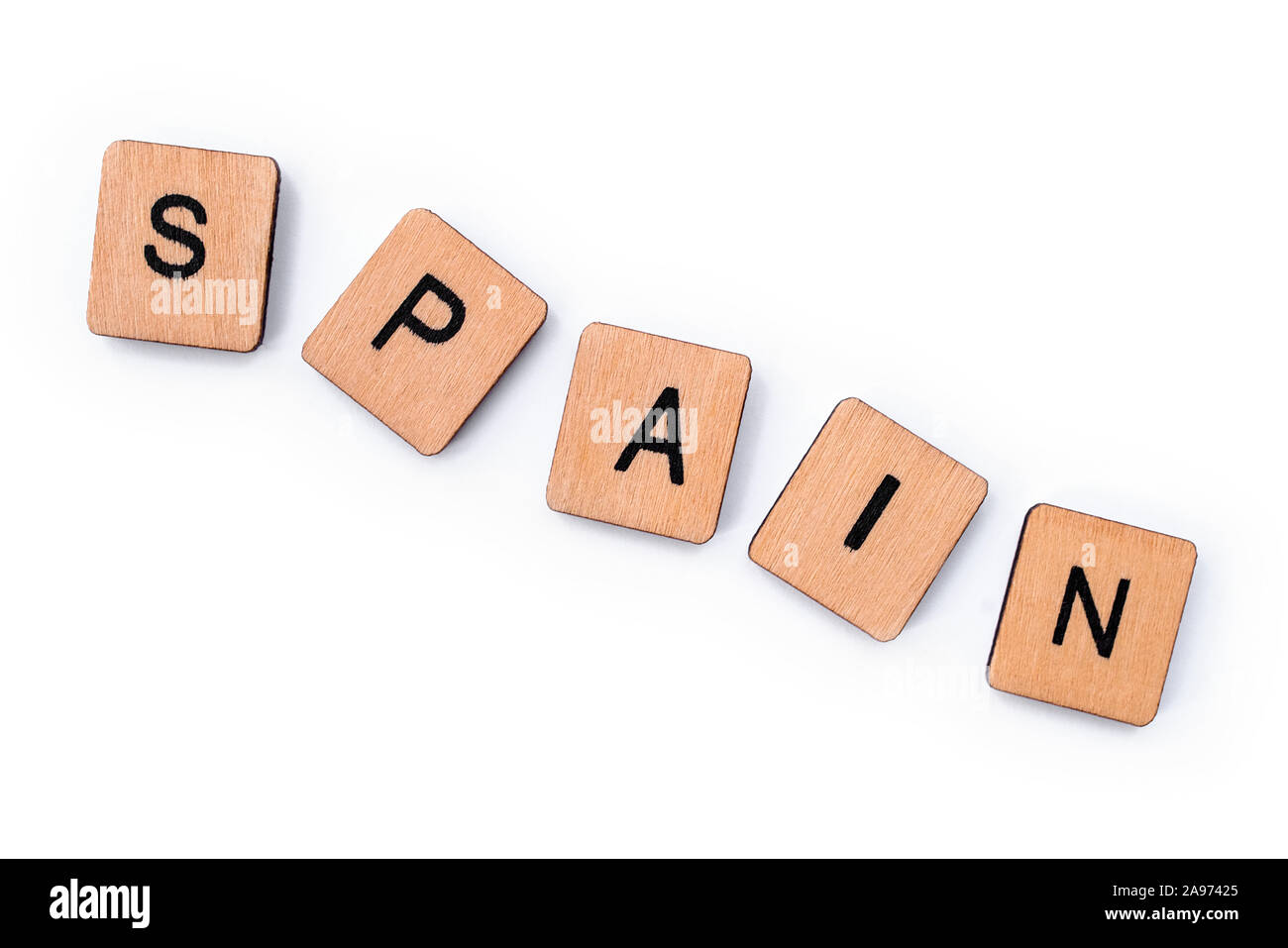 Das Wort SPANIEN, Dinkel mit hölzernen Buchstabensteine, über einem weißen Hintergrund. Stockfoto