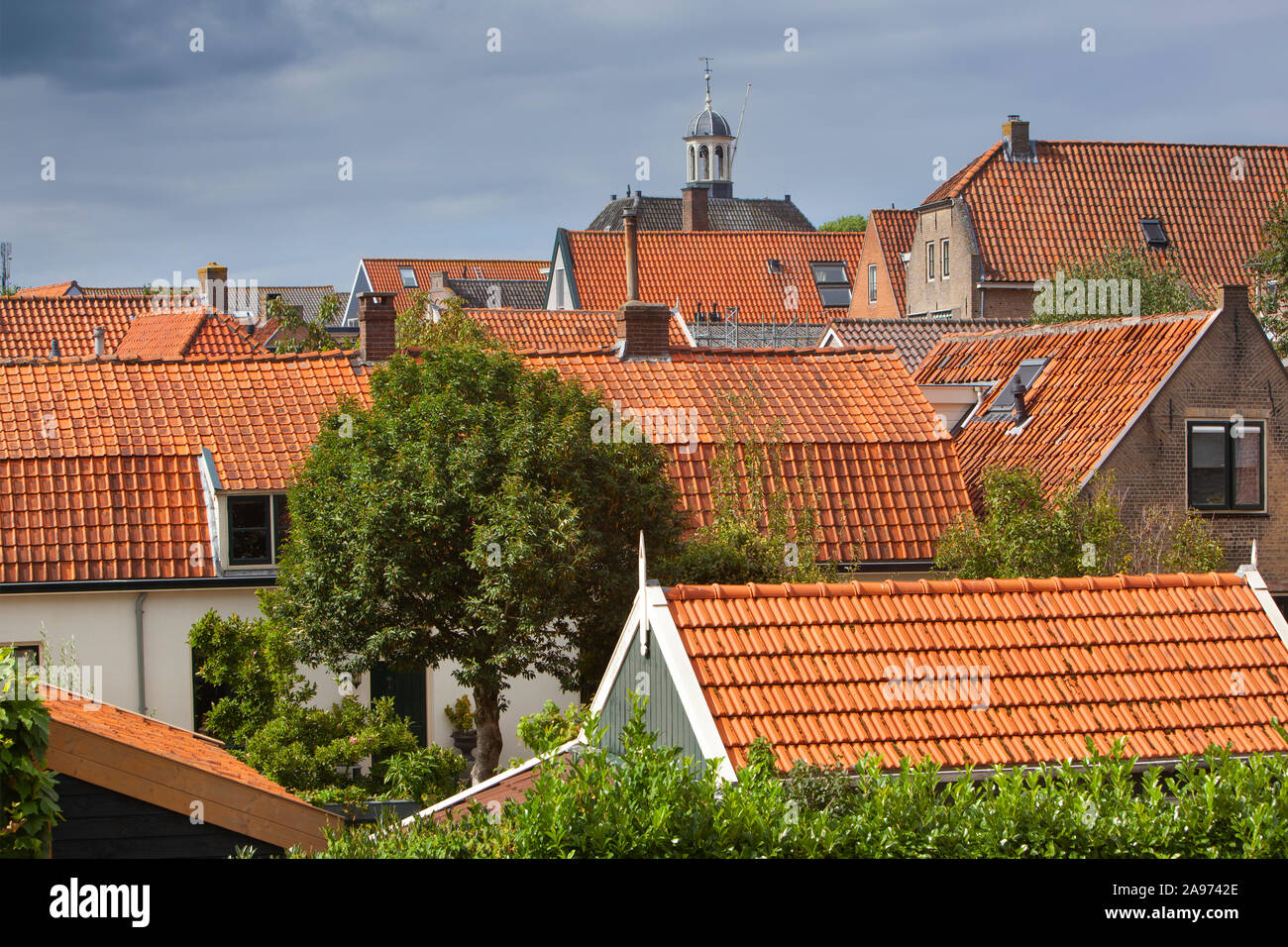Die traditionellen roten Ziegeldächern und der Turm des Rathauses in Nieuwpoort in den Niederlanden Stockfoto