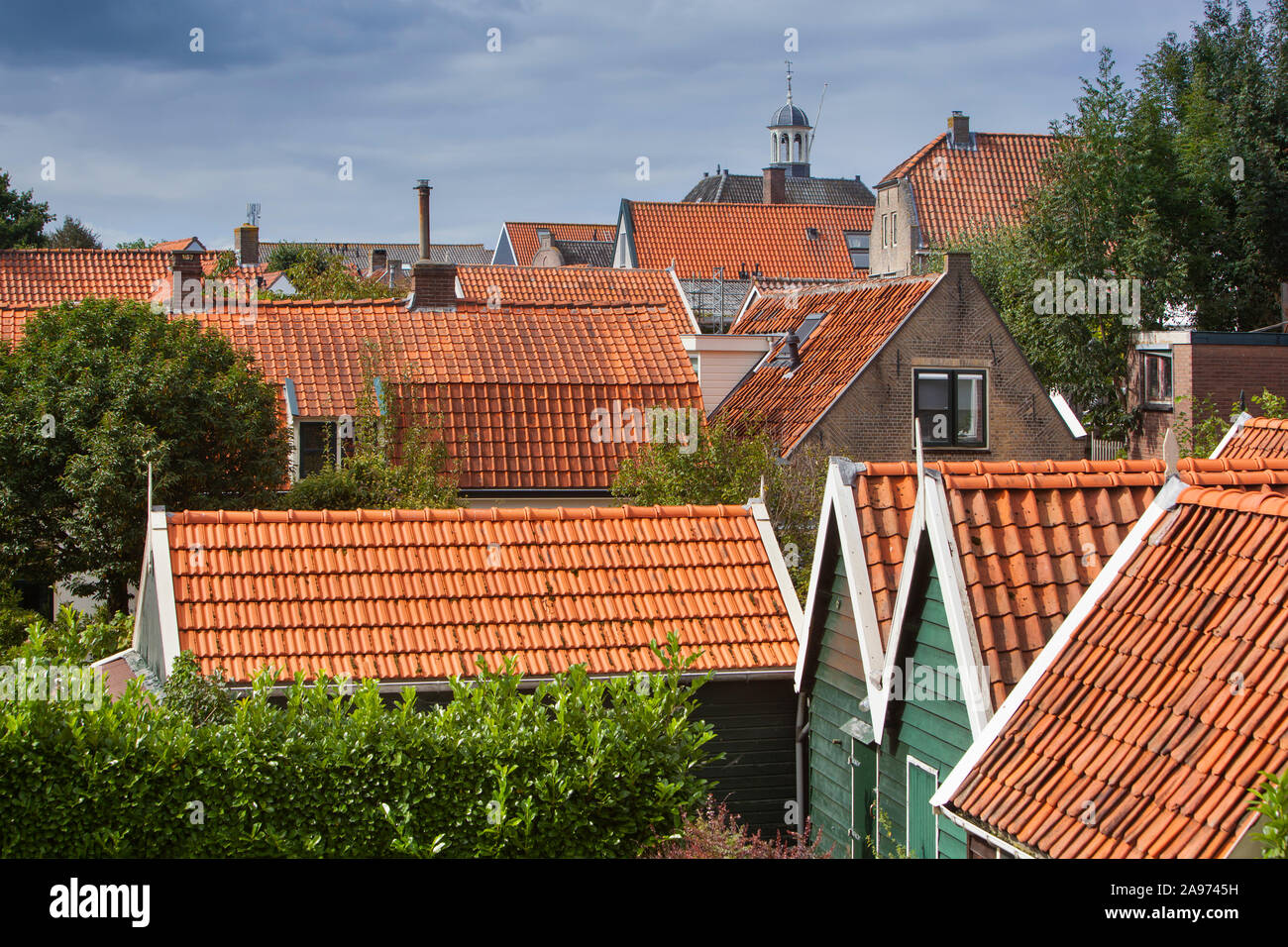 Die traditionellen roten Ziegeldächern und der Turm des Rathauses in Nieuwpoort in den Niederlanden Stockfoto