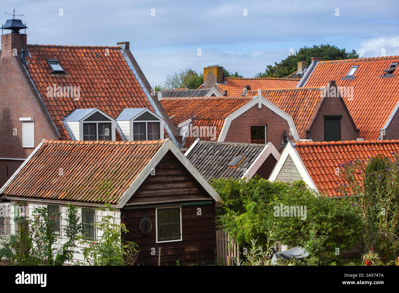 Die traditionellen roten Ziegeldächern in monumentalen Nieuwpoort in den Niederlanden Stockfoto