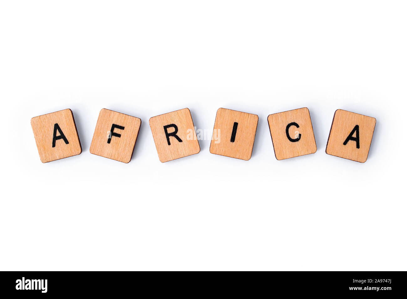 Das Wort AFRIKA, Dinkel mit hölzernen Buchstabensteine, über einen weißen Hintergrund. Stockfoto