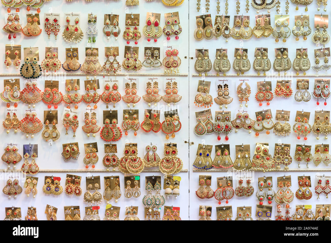 Bunte Indische und Orientalische asiatische Ohrringe und Modeschmuck auf Retail Display Stockfoto