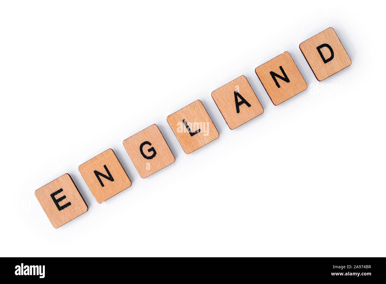 Das Wort ENGLAND, Dinkel mit hölzernen Buchstabensteine, über einen weißen Hintergrund. Stockfoto