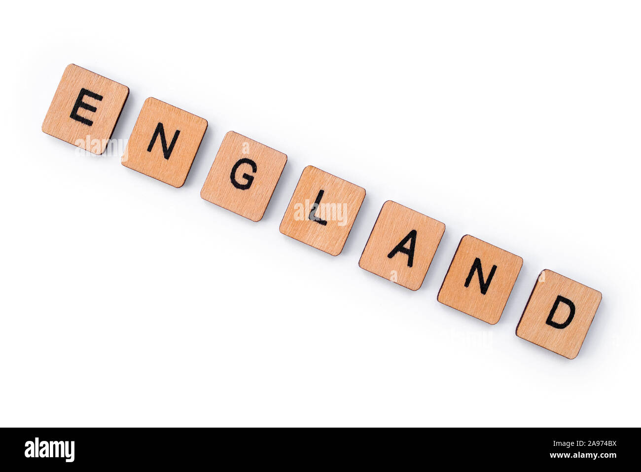 Das Wort ENGLAND, Dinkel mit hölzernen Buchstabensteine, über einen weißen Hintergrund. Stockfoto