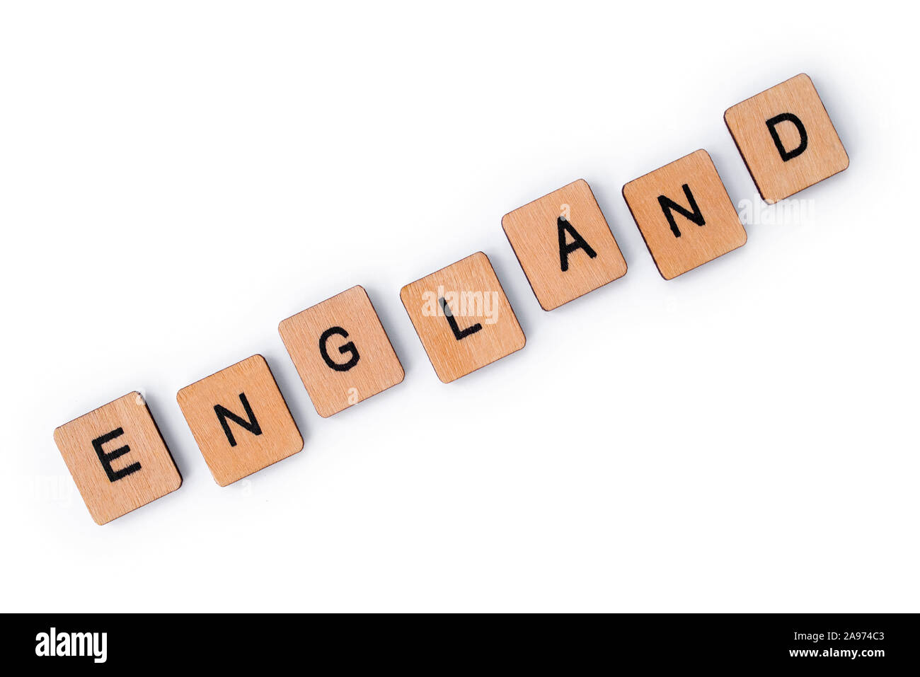 Das Wort ENGLAND, Dinkel mit hölzernen Buchstabensteine, über einen weißen Hintergrund. Stockfoto