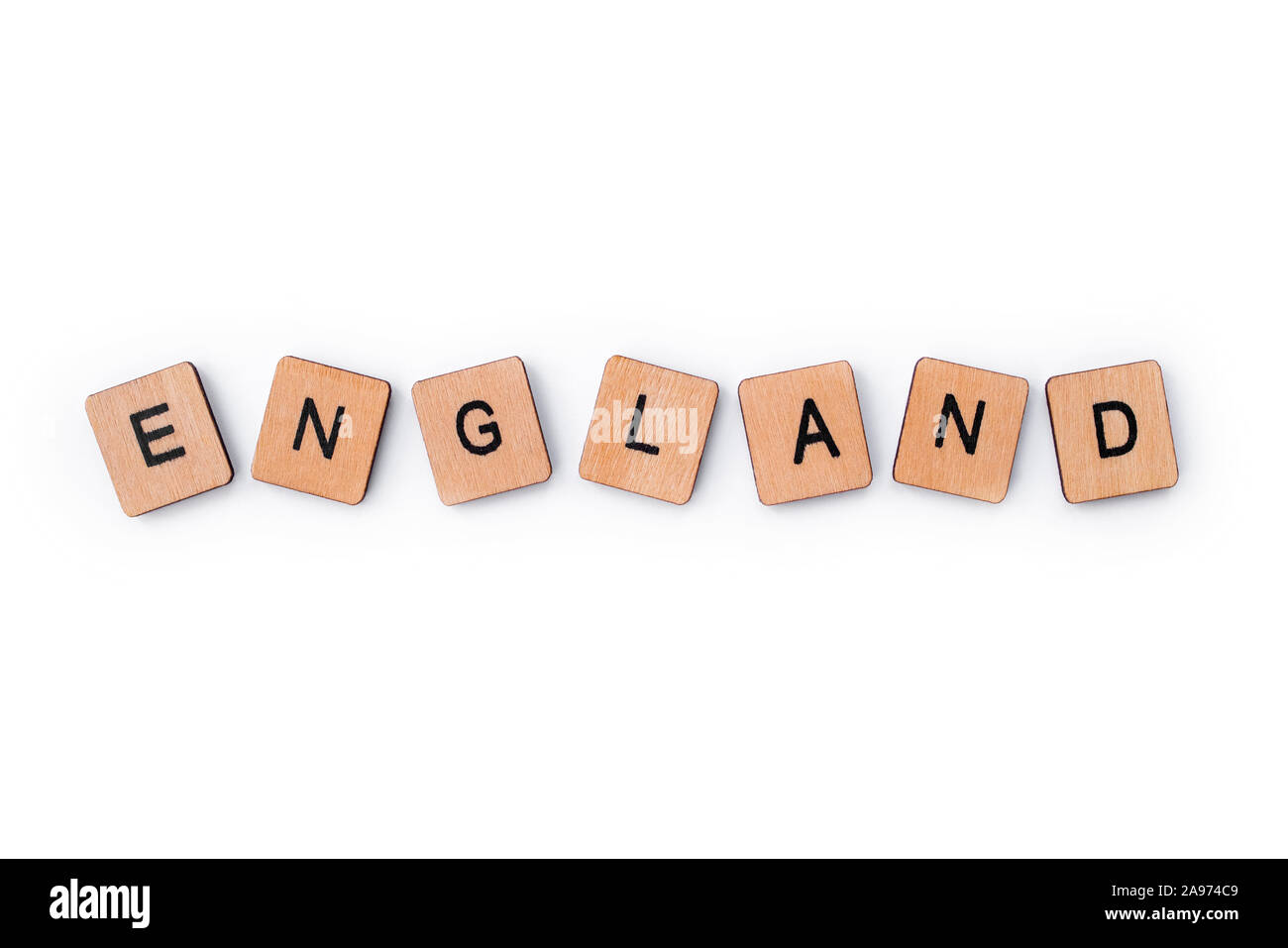 Das Wort ENGLAND, Dinkel mit hölzernen Buchstabensteine, über einen weißen Hintergrund. Stockfoto