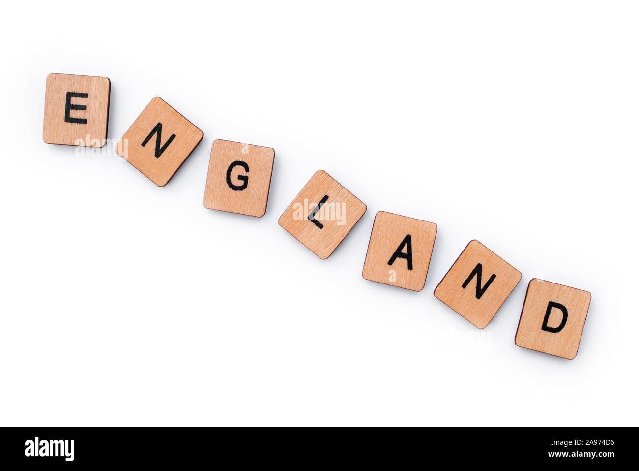 Das Wort ENGLAND, Dinkel mit hölzernen Buchstabensteine, über einen weißen Hintergrund. Stockfoto