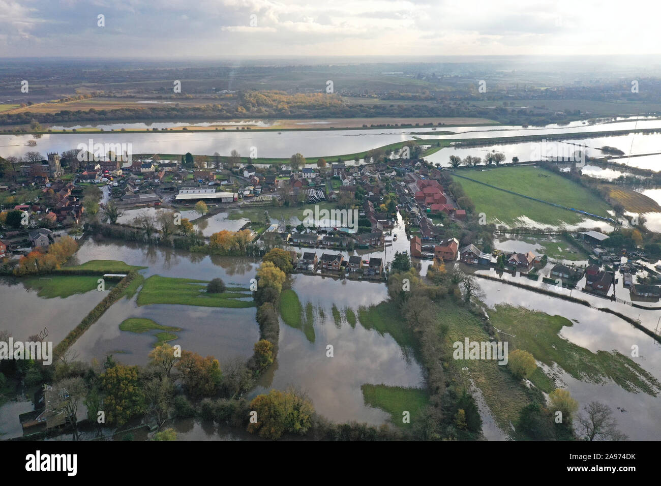 Die Hochwasser an Fishlake, in Doncaster, South Yorkshire, als Teile von England von einem Monat im Wert von Regen in 24 Stunden ausgehalten, mit Kerben von Menschen gerettet oder gezwungen, ihre Häuser zu verlassen. Stockfoto