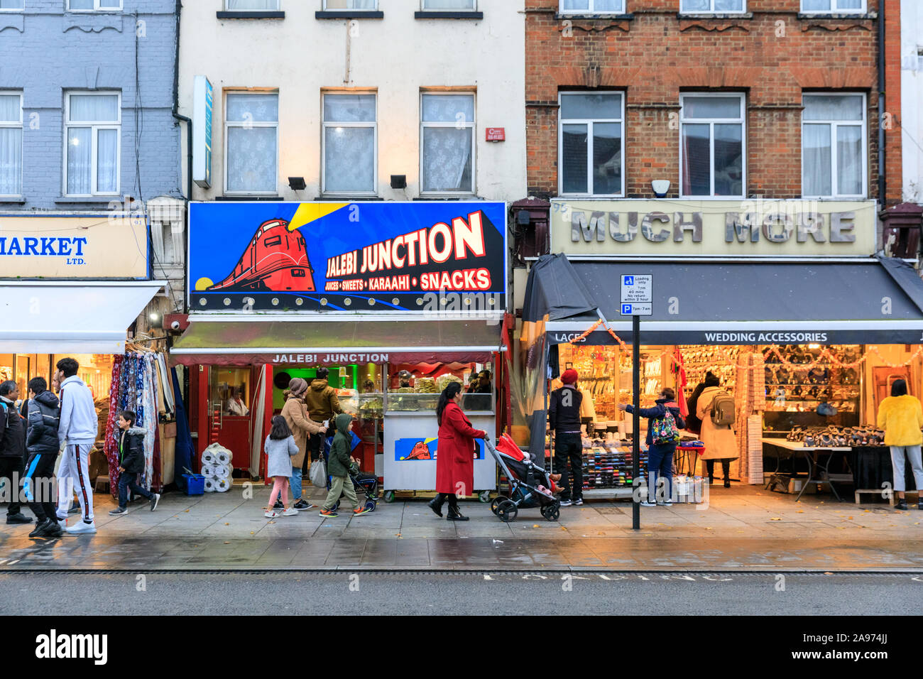 Southall High Street asiatische Indische und Punjabi Geschäfte, Außen, Leute, Shopping, London, UK Stockfoto