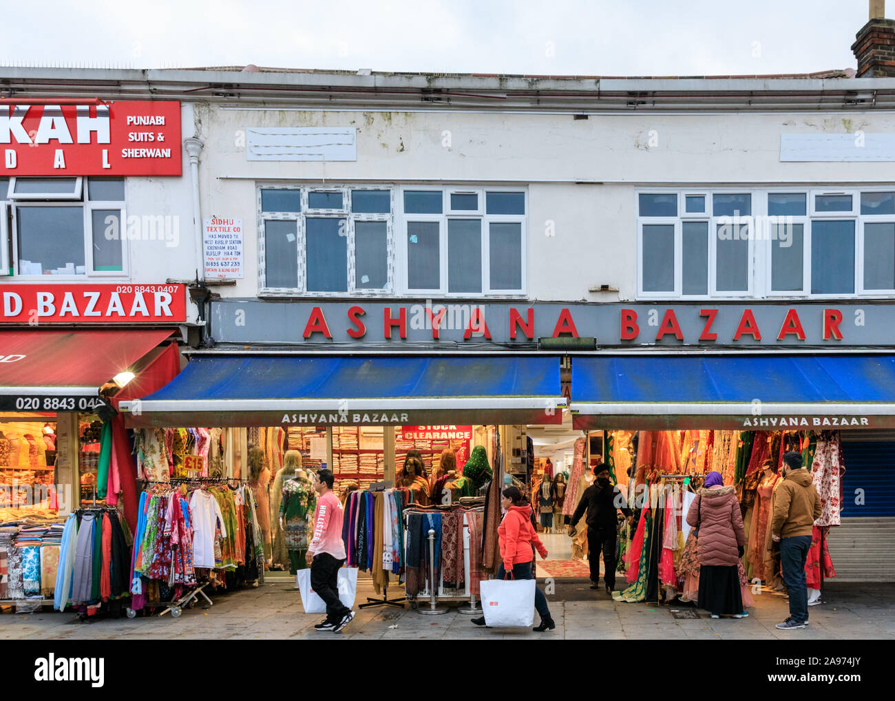 Ashyana Basar, Southall High Street, asiatische Indische und Punjabi Geschäfte, Außen, Leute, Shopping, London, UK Stockfoto