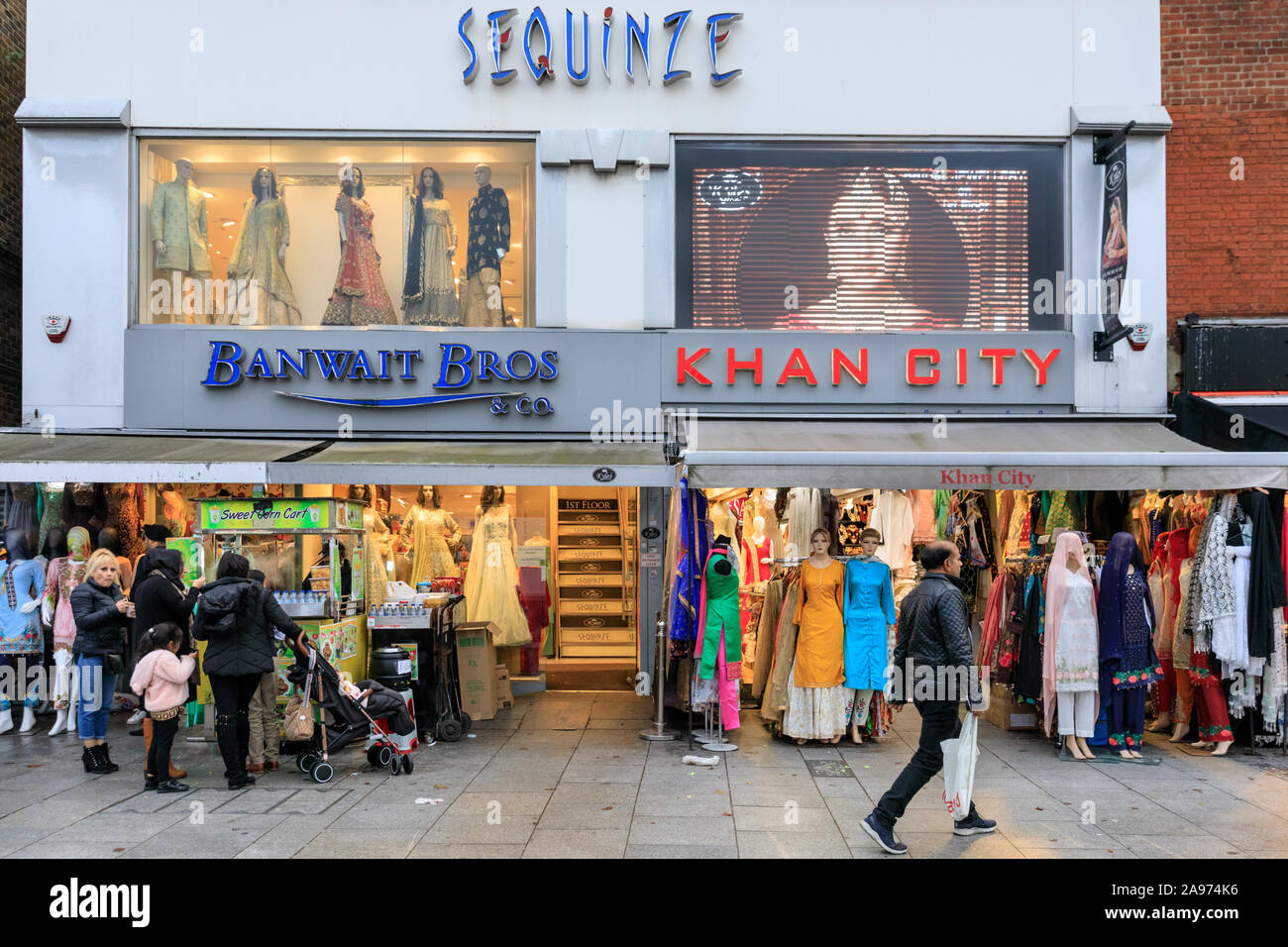 Southall High Street, asiatische Indische und Punjabi Klamottenläden, Saris und Brautmode, Außen, Leute, Shopping, London, UK Stockfoto