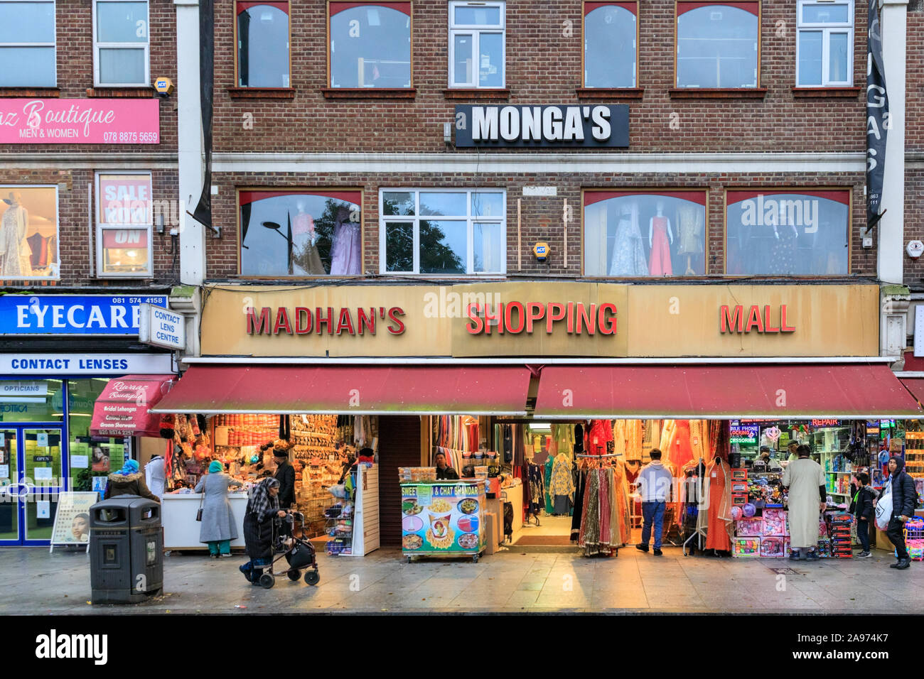 Madhan's Shopping Mall, Southall High Street, asiatische Indische und Punjabi Geschäfte, Außen, Leute, Shopping, London, UK Stockfoto