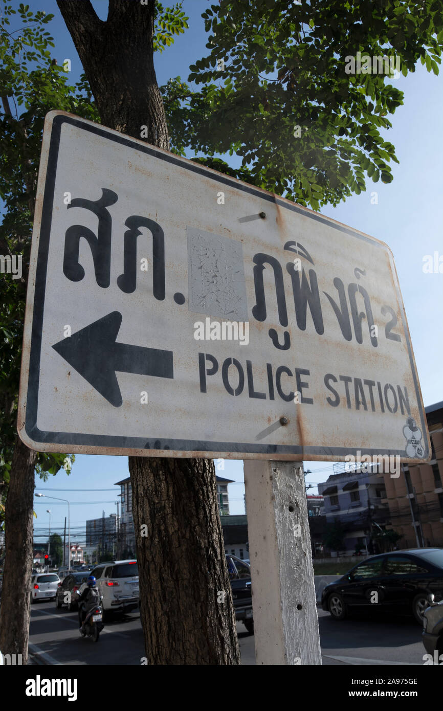 Zeichen in Chiang Mai, Thailand, Wegbeschreibungen in Thai und Englisch zu einer Polizeistation Stockfoto